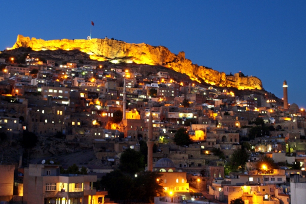 Mardin Kalesi yeniden aydınlandı